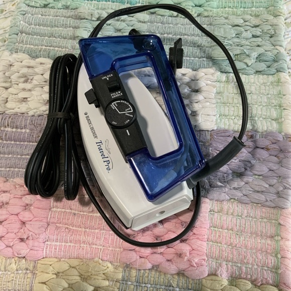 Black & Decker Travel Iron - Steam Folding Handle - Picture 5 of 10